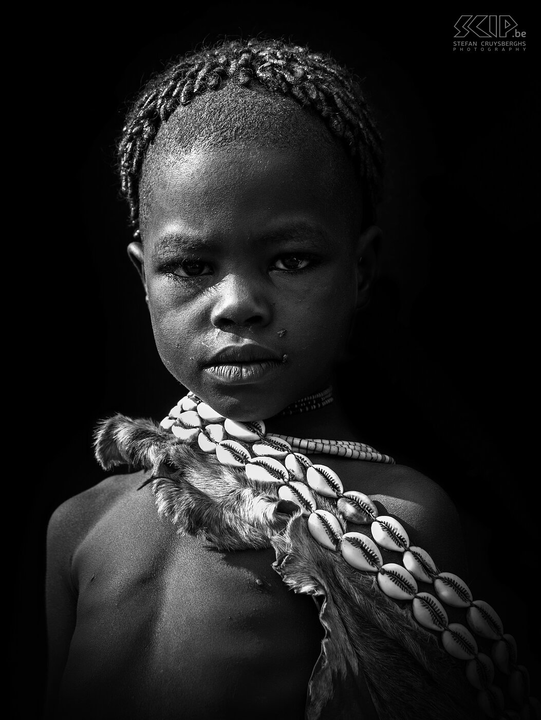 Turmi - Hamer girl The Hamer women and girls look beautiful with metal straps to upper arms and ankles, various colorful necklaces, leather skirts decorated with shells and beads and hairstyles made with red clay. Stefan Cruysberghs